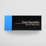 mavi desenli ahşap kapı isimliği